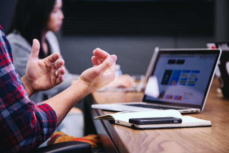Kolumbiens Streben nach digitaler Konnektivität — Foto von <a href="https://unsplash.com/de/@headwayio?utm_content=creditCopyText&utm_medium=referral&utm_source=unsplash">Headway</a> auf <a href="https://unsplash.com/de/fotos/schwarzes-smartphone-in-der-nahe-der-person-5QgIuuBxKwM?utm_content=creditCopyText&utm_medium=referral&utm_source=unsplash">Unsplash</a>