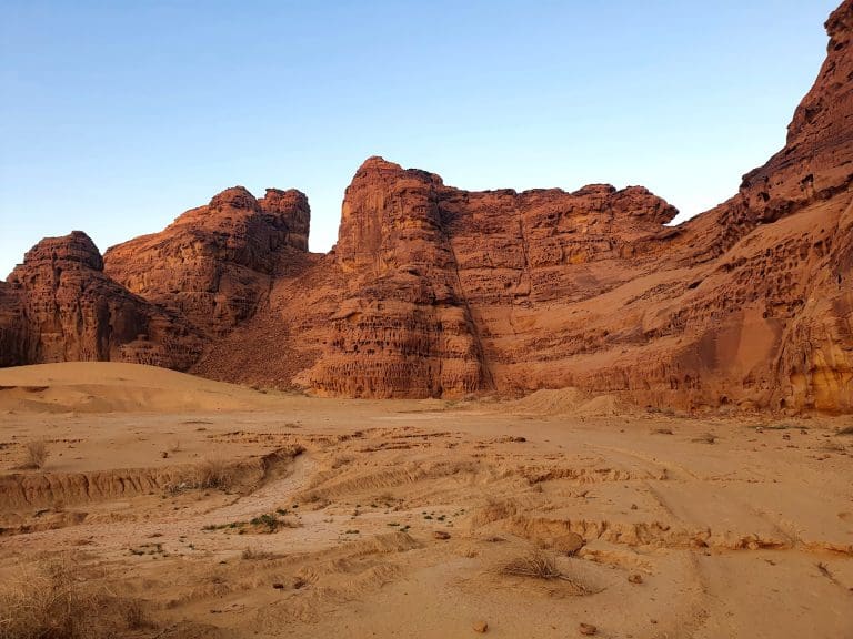 Saudi Arabiens futuristische Stadt  — Foto von <a href="https://unsplash.com/de/@mk189?utm_content=creditCopyText&utm_medium=referral&utm_source=unsplash">M K</a> auf <a href="https://unsplash.com/de/fotos/braune-felsformation-unter-blauem-himmel-tagsuber-R1gC_gJaJ14?utm_content=creditCopyText&utm_medium=referral&utm_source=unsplash">Unsplash</a>