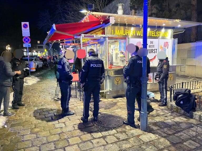 Polizei-Einsatz beim Würstelstand — Z.V.g.