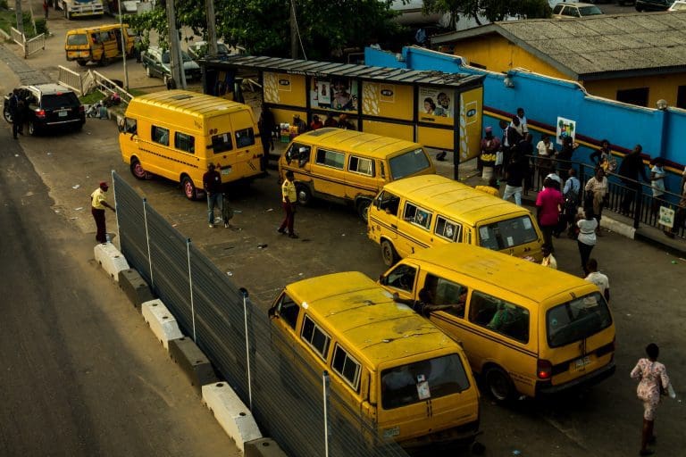 Nigerias Wirtschaftskrise — Foto von <a href="https://unsplash.com/de/@darmiedr?utm_content=creditCopyText&utm_medium=referral&utm_source=unsplash">Dami Akinbode</a> auf <a href="https://unsplash.com/de/fotos/gelbe-transporter-am-strassenrand-pwMCmK_6-OI?utm_content=creditCopyText&utm_medium=referral&utm_source=unsplash">Unsplash</a>
