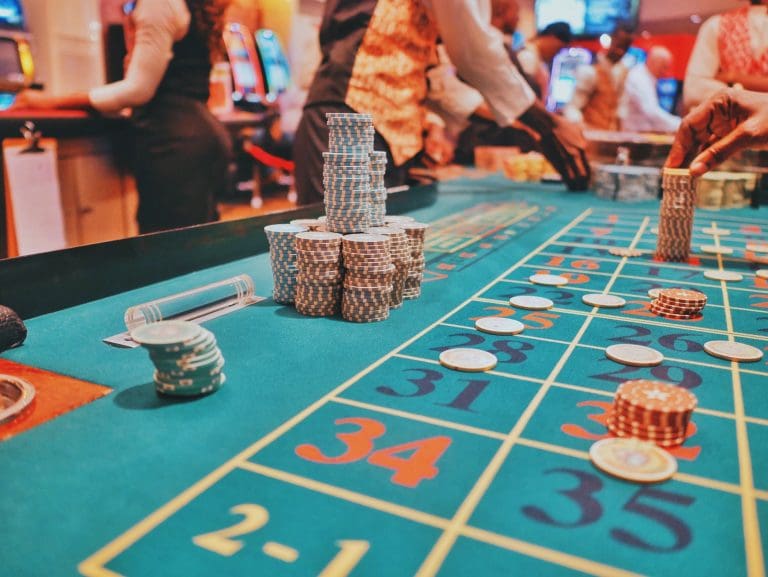 Glücksspiel-Risiko Spielsucht — Foto von <a href="https://unsplash.com/de/@kaysha?utm_content=creditCopyText&utm_medium=referral&utm_source=unsplash">Kaysha</a> auf <a href="https://unsplash.com/de/fotos/ein-casino-tisch-mit-vielen-chips-V3qzwMY2ak0?utm_content=creditCopyText&utm_medium=referral&utm_source=unsplash">Unsplash</a>