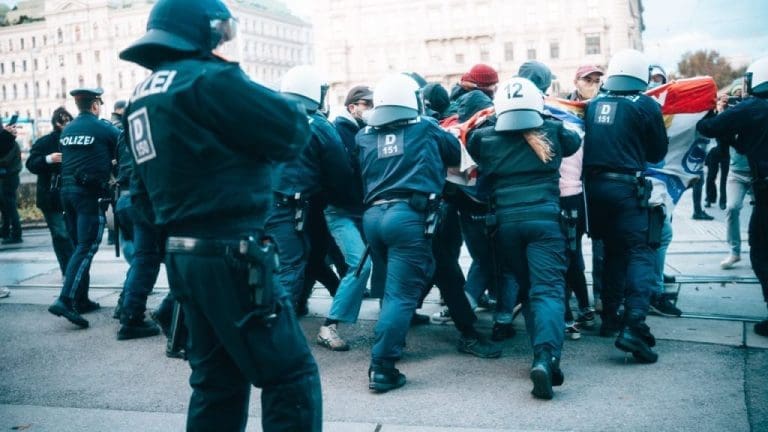 Linksextremisten-Polizei-1024x576 — Filmkunstkollektiv