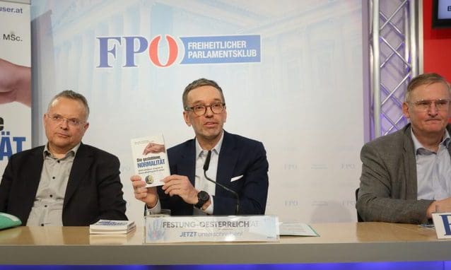 FPÖ-Nationalratsabgeordneter Gerald Hauser und Universitätsdozent Hannes Strasser haben gestern, Freitag, ihr neues Buch „Die gestohlene Normalität. WHO-Diktatur stoppen & Gesundheitssystem retten“ gemeinsam mit FPÖ-Chef Herbert Kickl präsentiert.