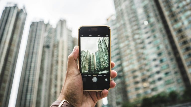 Nokias 6G-Investition in Deutschland — Foto von <a href="https://unsplash.com/de/@raddfilms?utm_content=creditCopyText&utm_medium=referral&utm_source=unsplash">Redd F</a> auf <a href="https://unsplash.com/de/fotos/person-mit-smartphone-die-ein-foto-des-gebaudes-macht-eQINeWMM97E?utm_content=creditCopyText&utm_medium=referral&utm_source=unsplash">Unsplash</a>