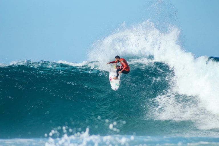Surfer kämpfen für Meereslebewesen — Foto von <a href="https://unsplash.com/de/@sincerelymedia?utm_content=creditCopyText&utm_medium=referral&utm_source=unsplash">Sincerely Media</a> auf <a href="https://unsplash.com/de/fotos/person-die-surft-oC32cy4x-ZA?utm_content=creditCopyText&utm_medium=referral&utm_source=unsplash">Unsplash</a>
