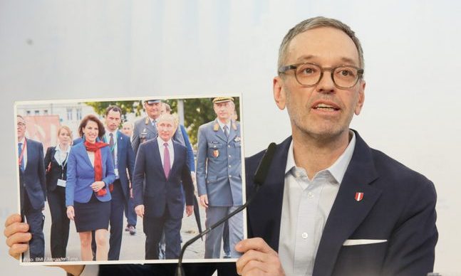 Herbert Kickl mit Edtstadler-Putin-Foto