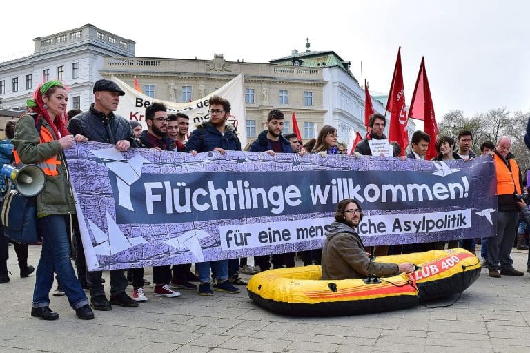 Linke Organisationen und Politiker wollen immer mehr Migranten samt Anhang ins Land holen und schaffen damit, wie jetzt beim Familiennachzug, massive Probleme vor allem im Bildungssystem.