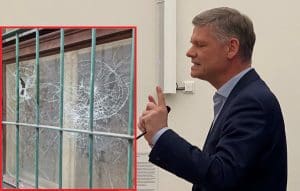 Andreas Hanger und eingeschlagene Fensterscheibe