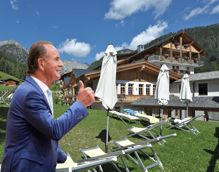 Gabriel Obernosterer und sein Hotel — Johann Jaritz/Wikimedia/ BY-SA 3.0 AT Deed (Hotel) // Parlamentsdirektion/Thomas Topf (Obernosterer) – Komposition: unzensuriert.at