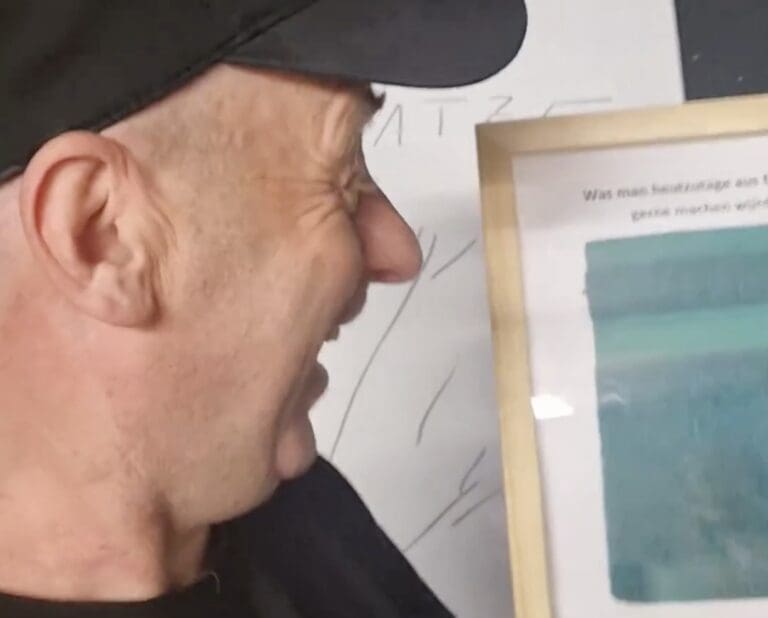 Alf Poier mit Waschlappen-Bild — Screenshot / Facebook
