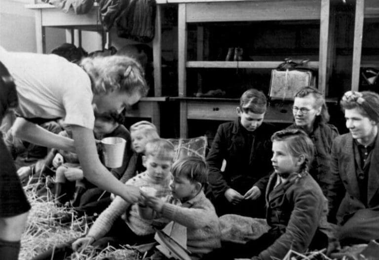 Vertreibung Millionen Deutscher aus dem Osten — Bundesarchiv, Bild 183-1990-0927-501 / Krämer (CC-BY-SA 3.0)