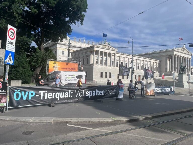 Kundgebung des Vereins gegen Tierfabriken (VGT) vor dem österreichischen Parlament — unzensuriert