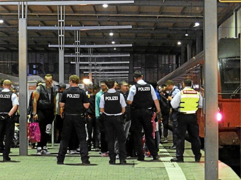 Polizei und Flüchtlinge — Wikiolo / Wikimedia CC BY-SA 4.0