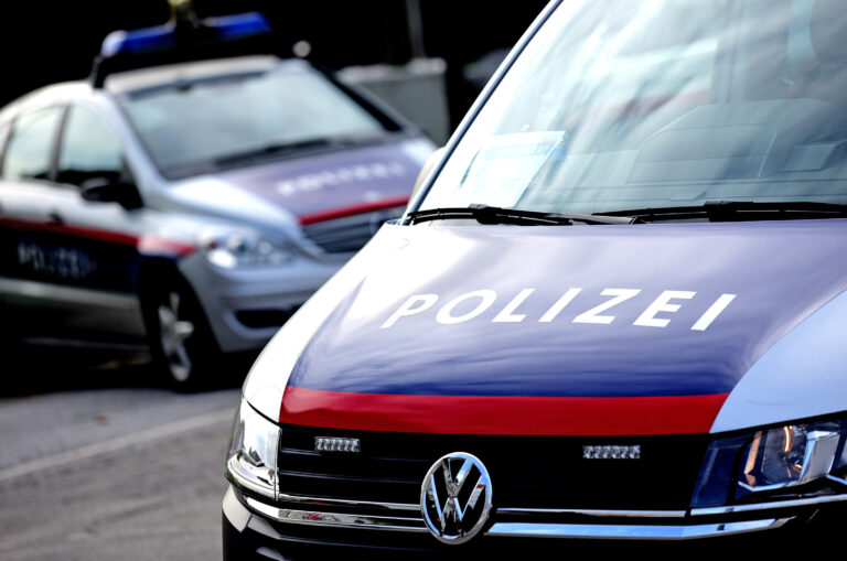 Frau mit Messer vor Vergewaltiger geflohen — Spitzi / depositphotos.com