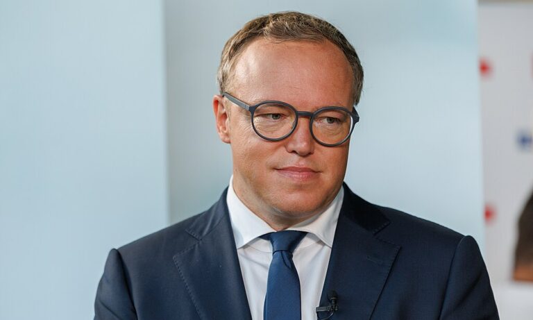 Mit Mario Voigt (Bild) und Michael Kretschmer sehen jetzt auch prominente Spitzenpolitiker der CDU die viel beschworene „Brandmauer“ zur AfD kritisch.