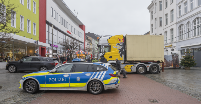 Fahfzeugblockade vor Weichachtsmarkt — PantheraLeo1359531 / Wikimedia CC BY 4.0