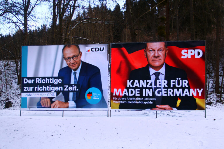 NGO-Finanzierung zeigt "Schattenstaat" — Tarkus / depositphotos.com