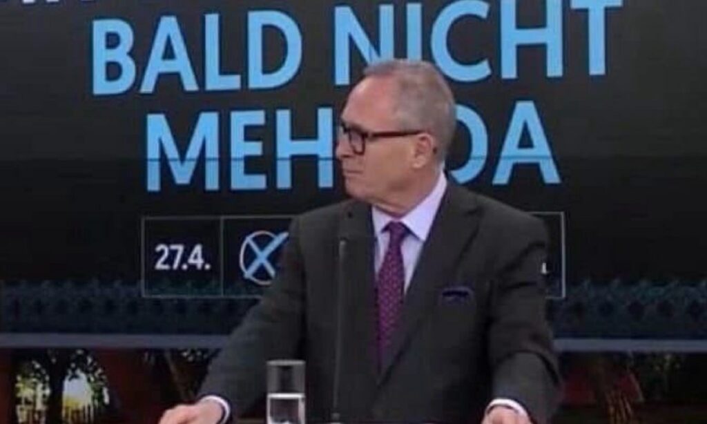 Karl Mahrer vor Plakat