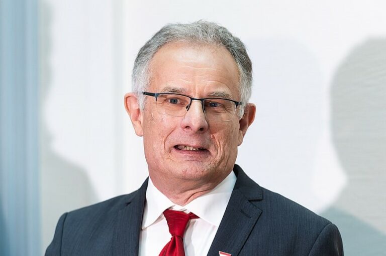 Regierung kann es nicht: 4,5 Prozent Defizit!  — Finanzministerium / Wikimedia (CC BY 2.0)
