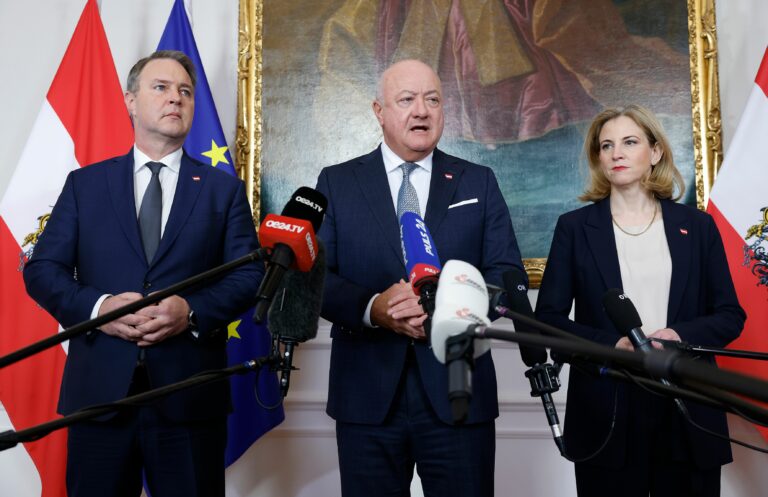Im Bild Bundeskanzler Christian Stocker (m.), Vizekanzler Andreas Babler (l.) und Bundesministerin Beate Meinl-Reisinger (r.) beim Doorstep. — Regina Aigner / BKA