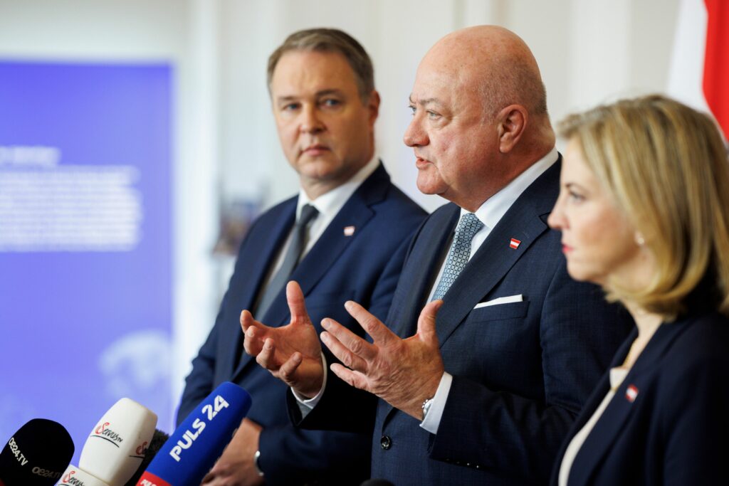 Im Bild Bundeskanzler Christian Stocker (m.), Vizekanzler Andreas Babler (l.) und Bundesministerin Beate Meinl-Reisinger (r.) beim Doorstep.
