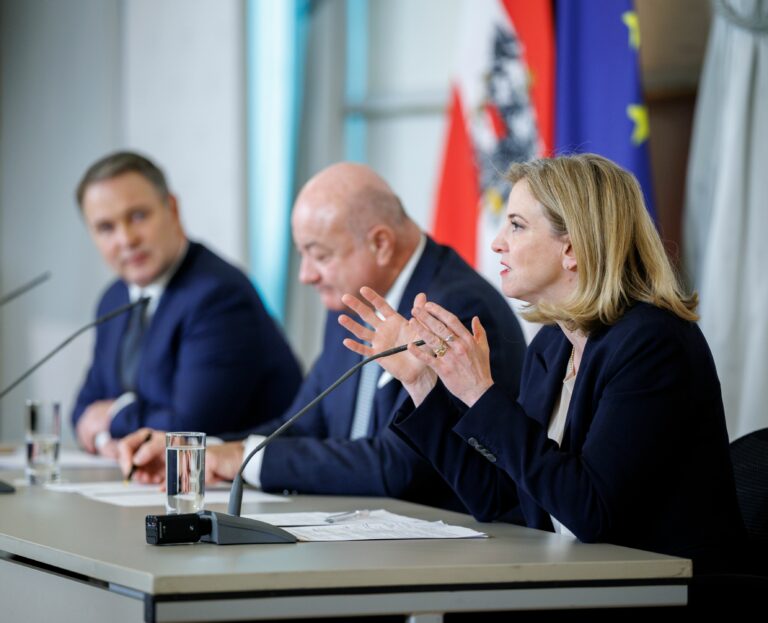 Im Bild Bundeskanzler Christian Stocker (m.), Vizekanzler Andreas Babler (l.) und Bundesministerin Beate Meinl-Reisinger (r.) — Andy Wenzel / BKA