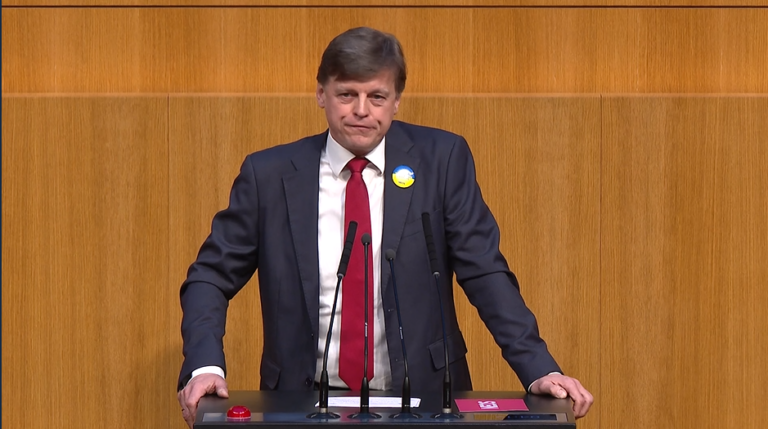 Neos-Mandatar hält Neutralität für obsolet — Screenshot parlament.gv.at
