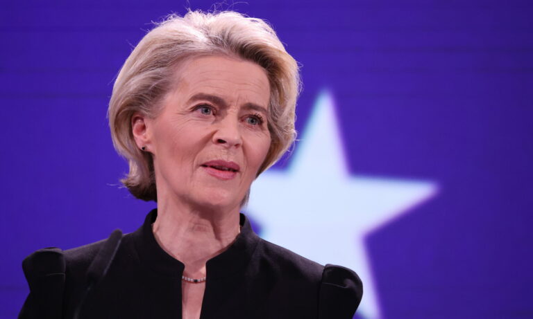 Die Bürger sollen ihr Sparguthaben in Waffen investieren, während das Gehalt von Ursula von der Leyen in nur drei Jahren zum siebenten Mal erhöht wird.
