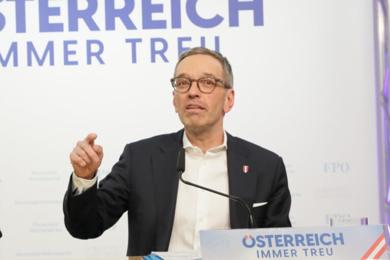 Kein Aufschrei wegen 1,60-€-Lohn für Asylwerber — FPÖ