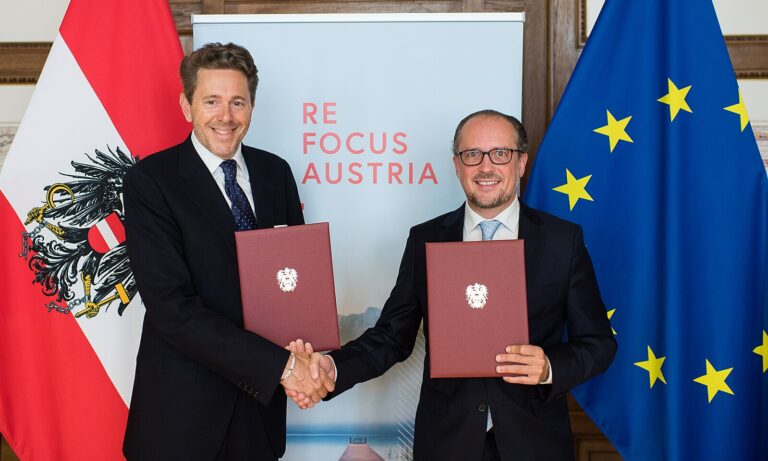WKO-Präsident Harald Mahrer (im Bild mit ÖVP-Parteifreund Alexander Schallenberg, rechts) will sich einer Debatte über ein höheres Pensionsantrittsalter nicht verschließen.