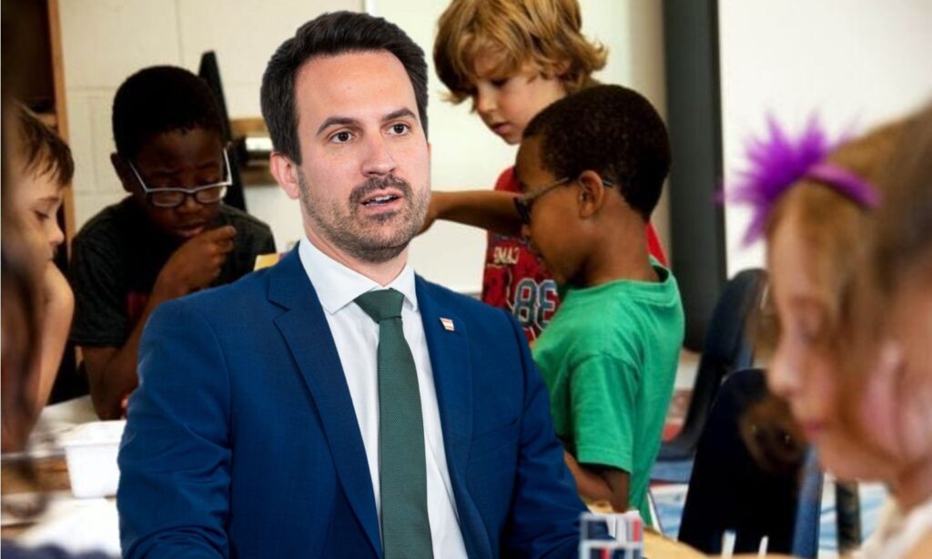 Christoph Wiederkehr in Schulklasse