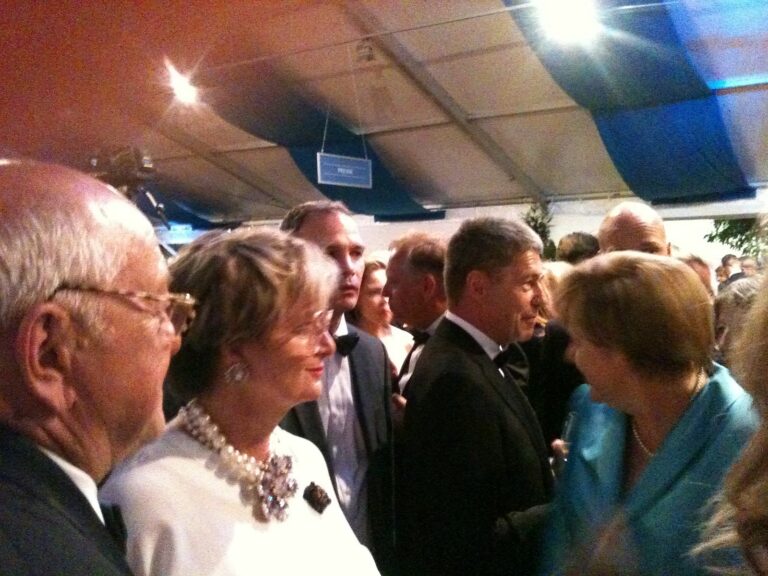 Gloria von Thurn und Taxis (links) bei den Wagner Festspielen in Bayreuth, wo sie auch die damalige Kanzlerin Angela Merkel getroffen hat. Zu Alice Weidel hat sie offenbar keine Berührungsängste, wie sie jetzt klarstellte.
