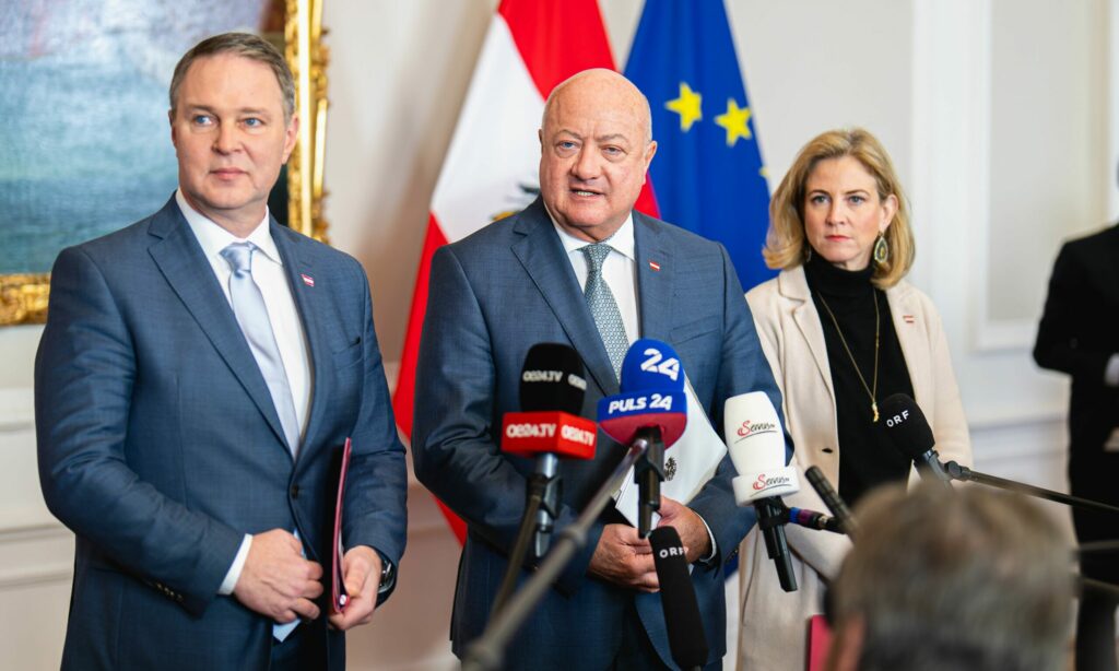 Am 5. März 2025 nahmen Bundeskanzler Christian Stocker (m.), Vizekanzler Andreas Babler (l.) und Bundesministerin Beate Meinl-Reisinger (r.) am Doorstep vor dem Ministerrat teil.