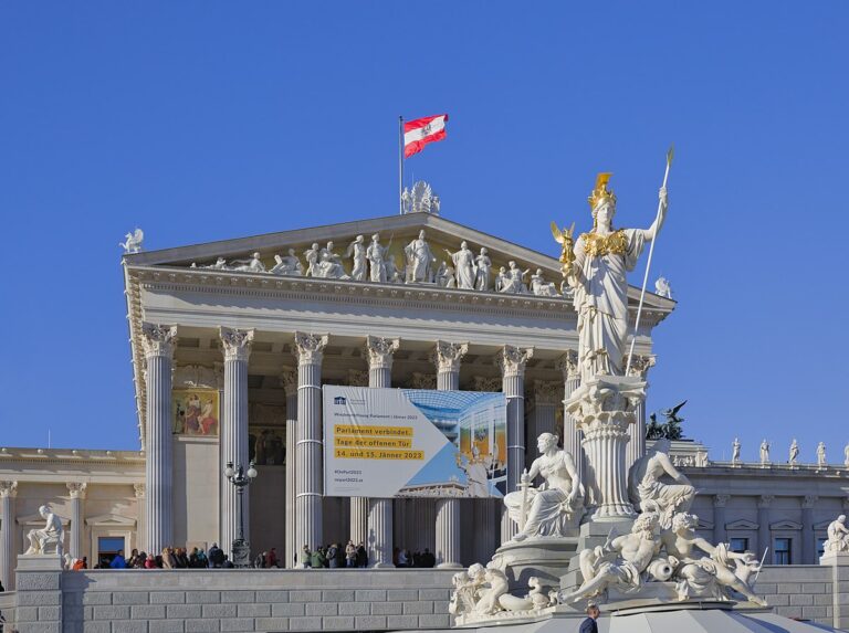 Dank jahrelangem Versagen in der Haushalts- und Wirtschaftspolitik droht Österreich die Herabstufung der Kreditwürdigkeit.