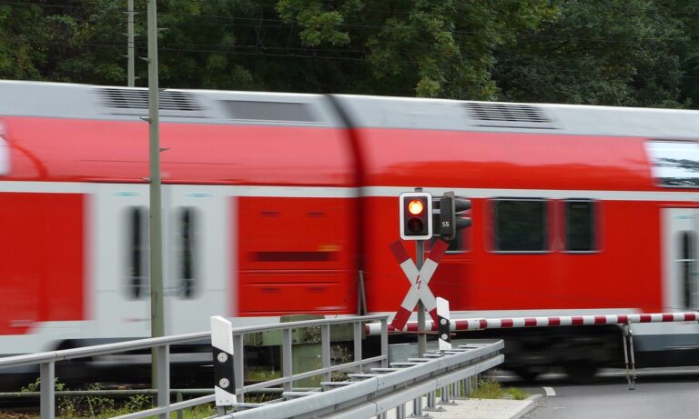 Eisenbahnkreuzung — tjg_3d / pixabay.com