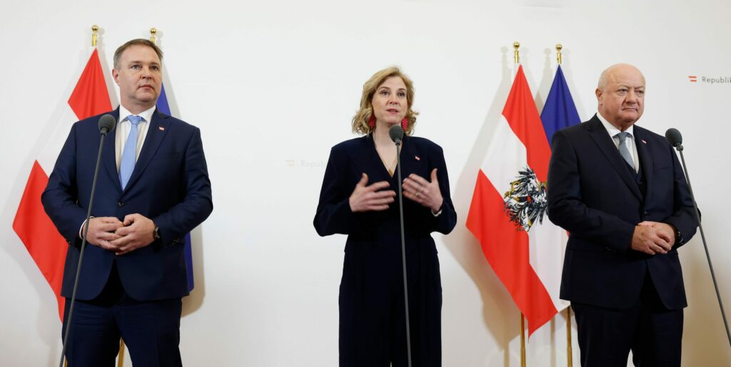 Bundeskanzler Christian Stocker (r.), Vizekanzler Andreas Babler (l.) und Bundesministerin Beate Meinl-Reisinger (m.)