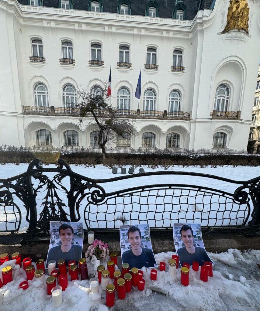 Kerzen vor der französischen Botschaft