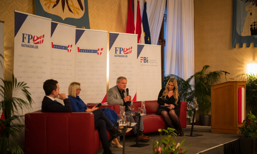 Podiums-Diskussion im Rathaus